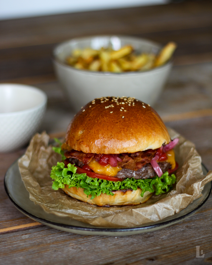 Anni's Classic Burger mit Rinderpatty und Brioche Bun