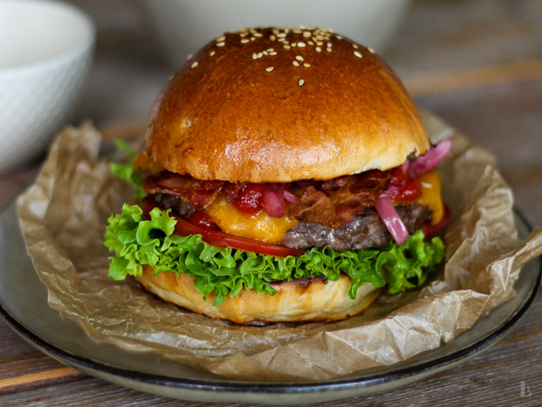 Anni's Classic Burger mit Rinderpatty und Brioche Bun
