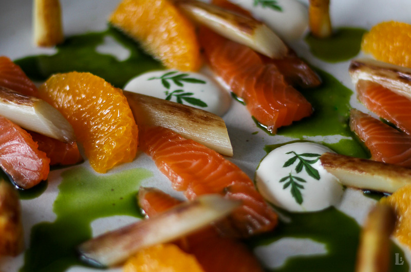 Sommerteller mit gebeiztem Lachs, weißem Spargel, Orangen & Bärlauchöl