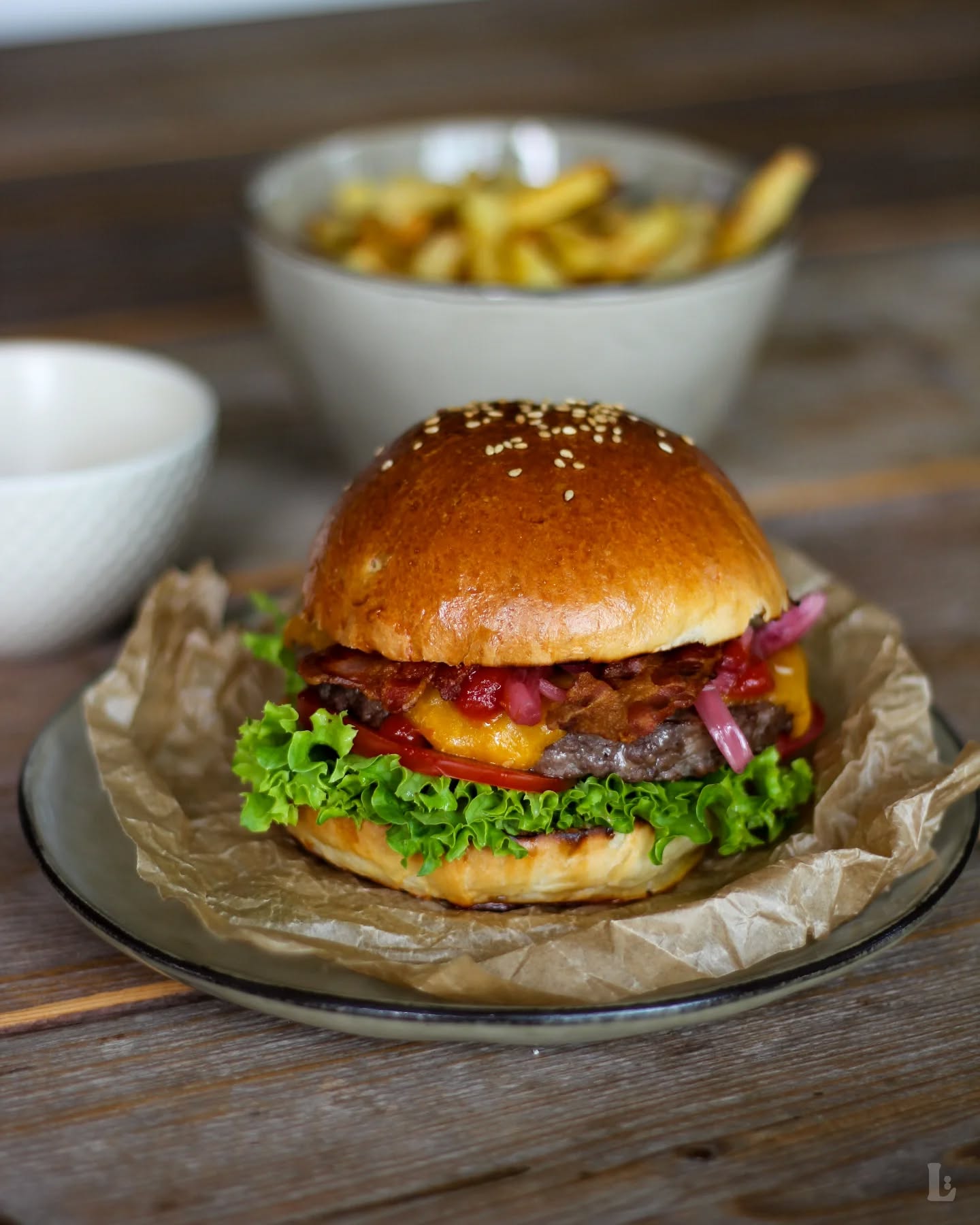 Anni's Classic Burger 🍔 

Brioche Bun
Rinderpatty 
Cheddar 
Bacon
Gepickelte rote Zwiebel 
Tomate
Römersalat 
Sauce 

Und wenn du jetzt auch Bock auf Burger hast: Das Rezept findest du leckerpunkte.de oder direkt über die Bio hier auf Instagram.

Lass es dir schmecken!