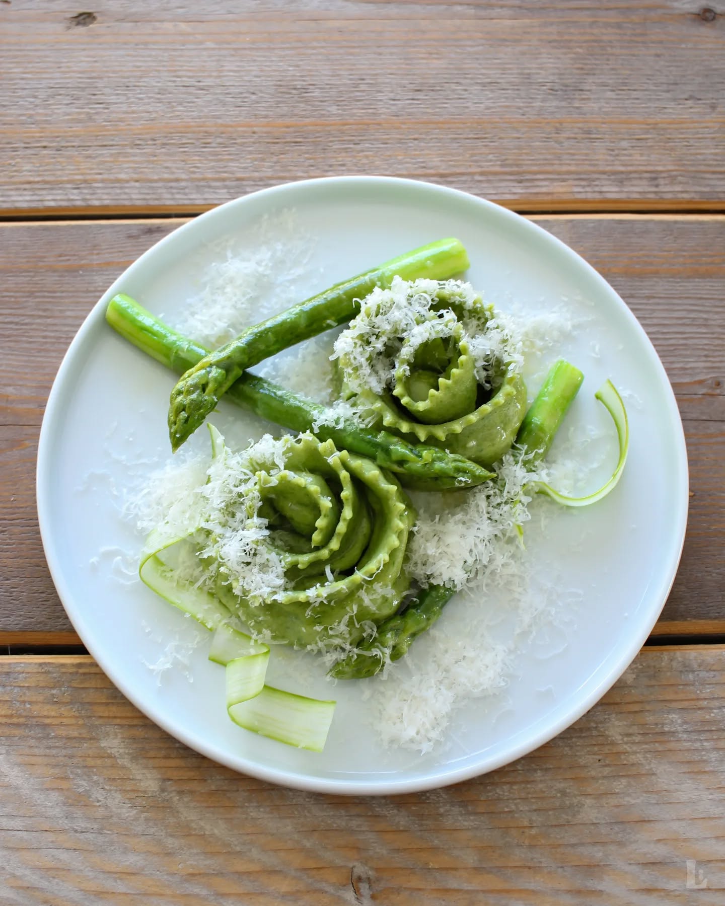 Frühling in Grün. 💚
Gefüllte Pasta Schnecke mit drei Varianten vom grünen Spargel:

- Im Ofen gegart und in der Füllung verarbeitet
- Blanchiert und in Butteremulsion geschwenkt 
- Roh hauchdünn gehobelt

Das Rezept findest du jetzt auf leckerpunkte.de und in der Bio.