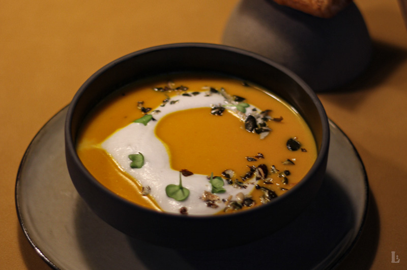 Samtige Hokkaido-Crèmesuppe mit Gewürzschaum