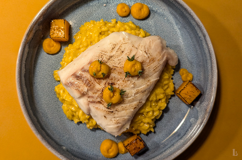 Cremiges Safran-Risotto mit Kabeljau und Hokkaido-Kürbis