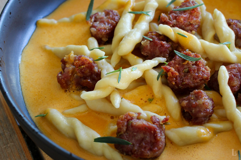 Selbstgemachte Trofie mit Paprikaschaumsauce und Salsiccia