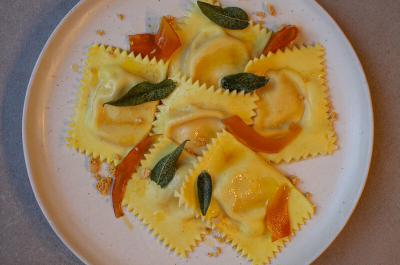 Ravioli mit Kürbis-Taleggio-Füllung, Nussbutter & Amarettini