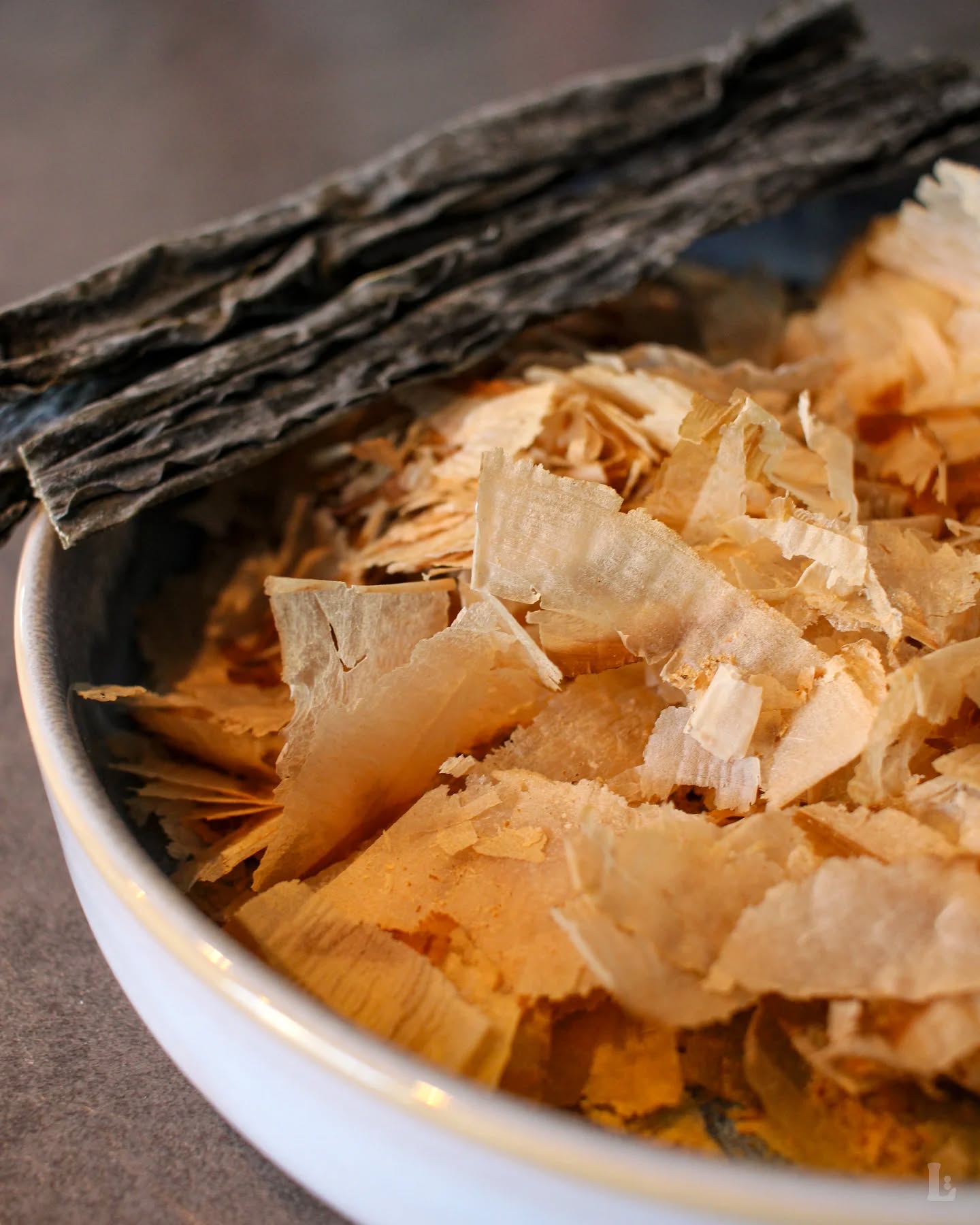 Ichiban Dashi – Die klare Essenz der japanischen Küche 🐟🇯🇵

Ichiban Dashi ist für mich die leise Basis vieler japanischer Gerichte. Kaum Zutaten, kaum Aufwand, aber ein Geschmack, der sofort Tiefe bringt. 

Kombu und Katsuobushi geben ihre Aromen ganz sanft ab, nichts wird gekocht oder überdeckt, alles bleibt klar und fein. Genau das macht diesen Fond so besonders. Einmal gemacht, versteht man, warum er in der japanischen Küche so eine große Rolle spielt.

Das ganze Rezept findest du auf leckerpunkte.de, Link in der Bio ➡️ "Fischmosaik"