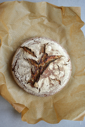 Saftiges Roggenmischbrot mit Sauerteig, Brotgewürzen und kleiner Hefemenge. Einfach im Bräter gebacken für eine kräftige Kruste und aromatische Krume.