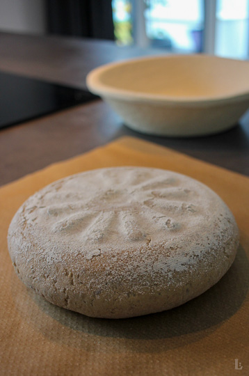 Saftiges Roggenmischbrot mit Sauerteig, Brotgewürzen und kleiner Hefemenge. Einfach im Bräter gebacken für eine kräftige Kruste und aromatische Krume.