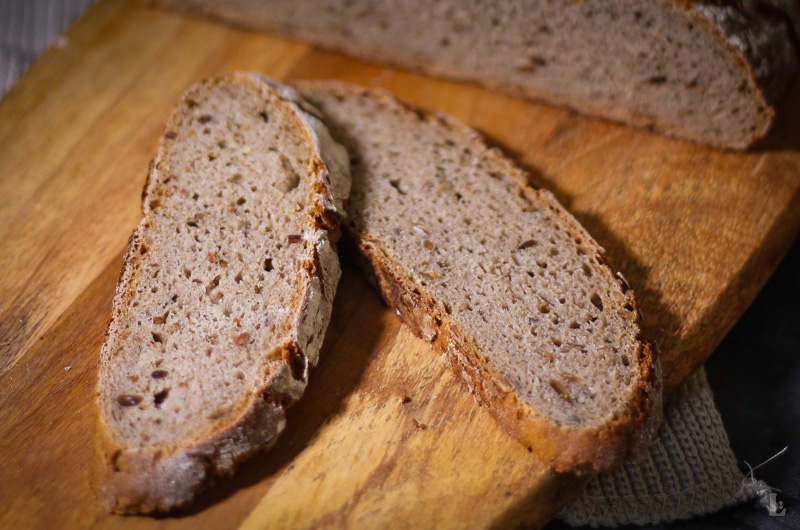 Saftiges Roggenmischbrot mit Sauerteig, Brotgewürzen und kleiner Hefemenge. Einfach im Bräter gebacken für eine kräftige Kruste und aromatische Krume.