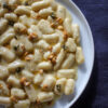 Handgemachte Cavatelli aus Semola mit cremiger Gorgonzola, brauner Butter, Haselnüssen und knusprigen Kapern. Italienisches Wohlfühlgericht mit Tiefe.