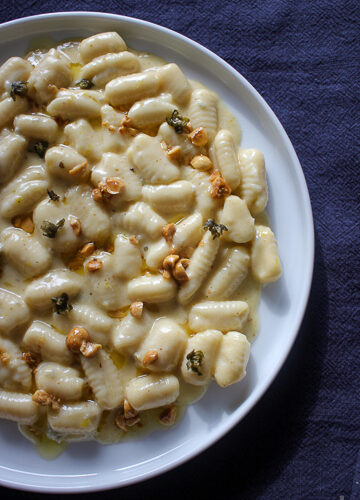 Handgemachte Cavatelli aus Semola mit cremiger Gorgonzola, brauner Butter, Haselnüssen und knusprigen Kapern. Italienisches Wohlfühlgericht mit Tiefe.