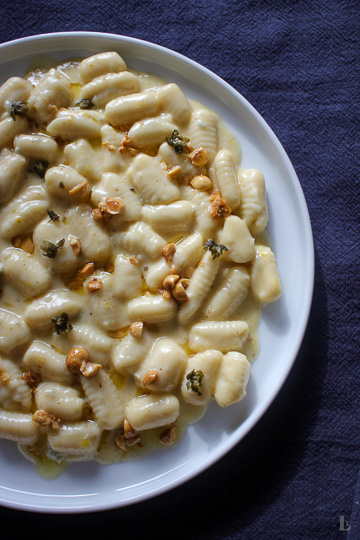 Handgemachte Cavatelli aus Semola mit cremiger Gorgonzola, brauner Butter, Haselnüssen und knusprigen Kapern. Italienisches Wohlfühlgericht mit Tiefe.