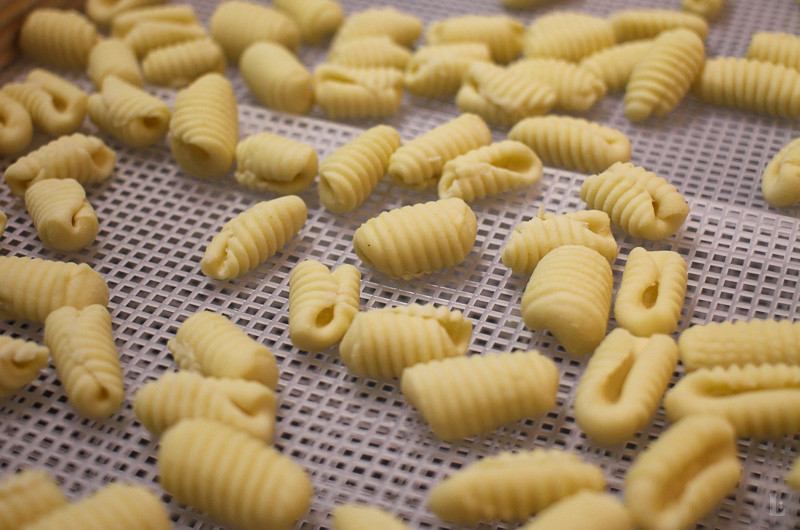 Handgemachte Cavatelli aus Semola mit cremiger Gorgonzola, brauner Butter, Haselnüssen und knusprigen Kapern. Italienisches Wohlfühlgericht mit Tiefe.