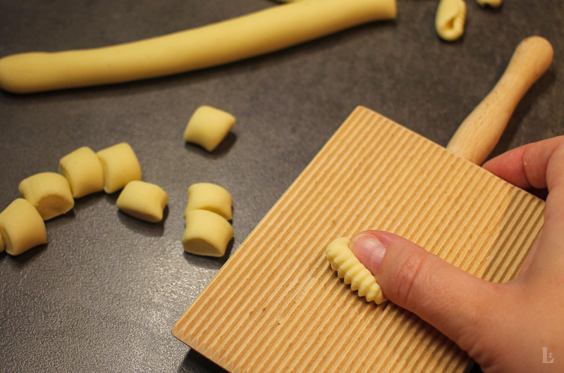 Handgemachte Cavatelli aus Semola mit cremiger Gorgonzola, brauner Butter, Haselnüssen und knusprigen Kapern. Italienisches Wohlfühlgericht mit Tiefe.