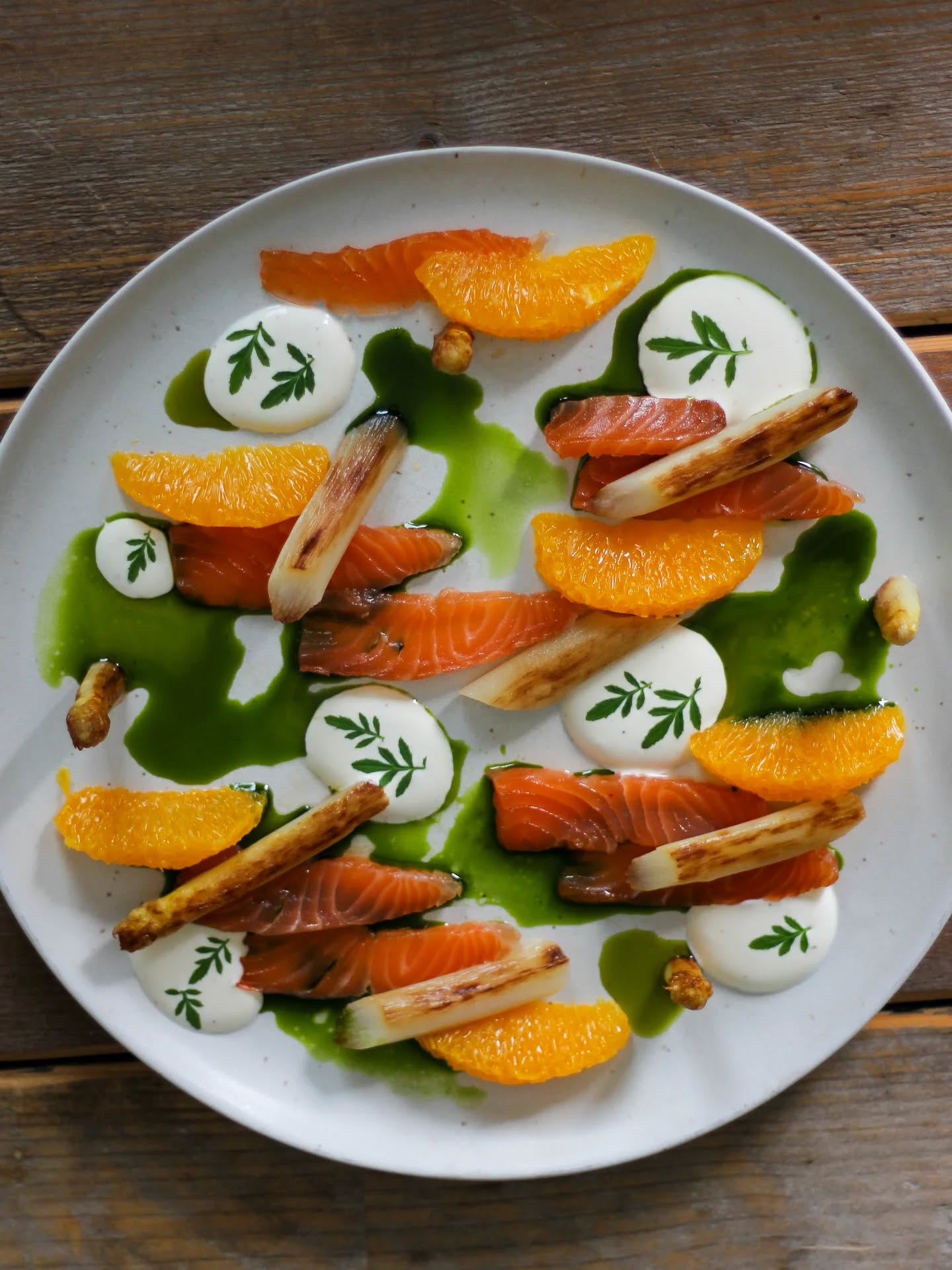 Am Wochenende wird's endlich wieder warm! Zeit für leichte und frische Gerichte.

Wie wär's mit geflämmtem Spargel, gebeiztem Lachs, Orangenfilets, frischer Crème fraîche und Bärlauch-Öl?

➡️ Die Schritt-für-Schritt Anleitung zu diesem Schmackofatz findest du auf leckerpunkte.de 💛