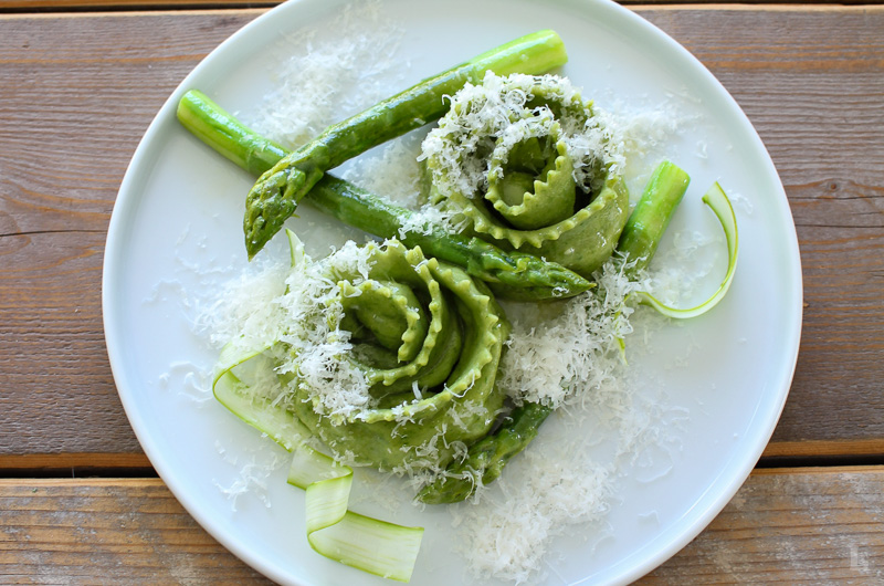 Gefüllte Pasta Schnecke mit Dreierlei vom grünen Spargel