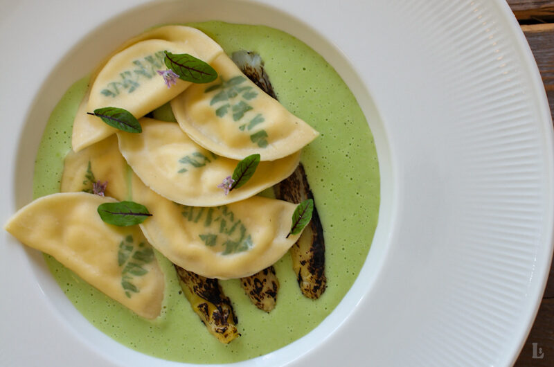 Mezzelune mit Ricotta Umeboshi, Spargel und Bärlauch