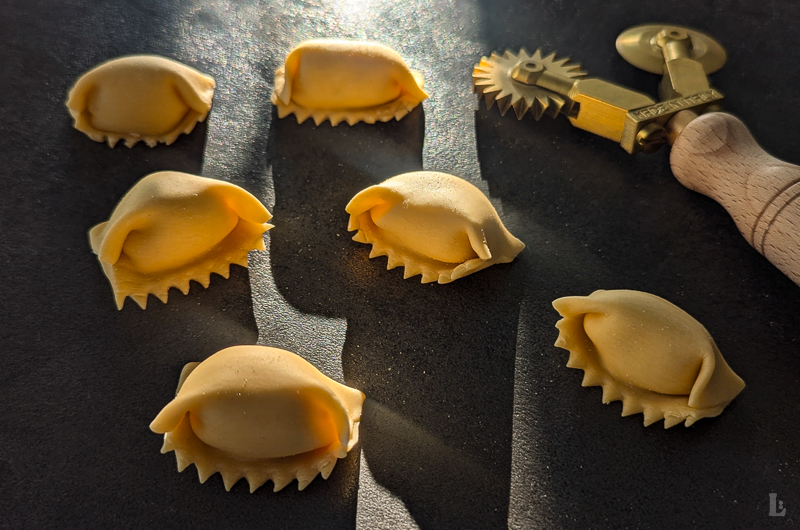 Agnolotti del Plin mit Taleggio, Trüffelsauce und Portweinfeigen